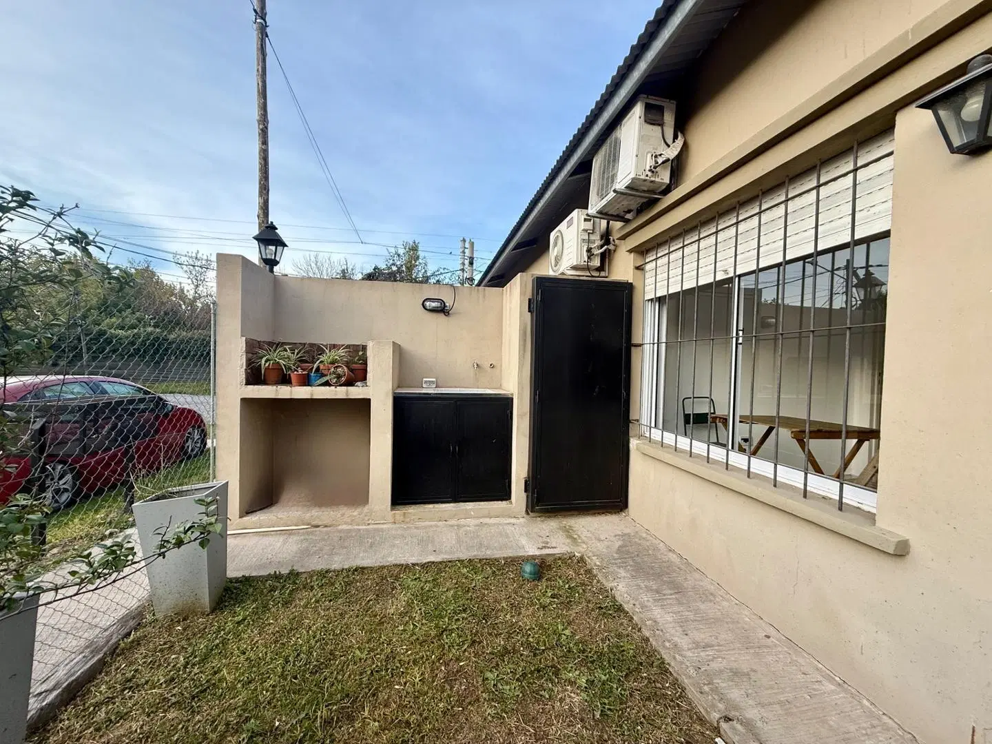 Monoambiente con parrilla y entrada para auto 3