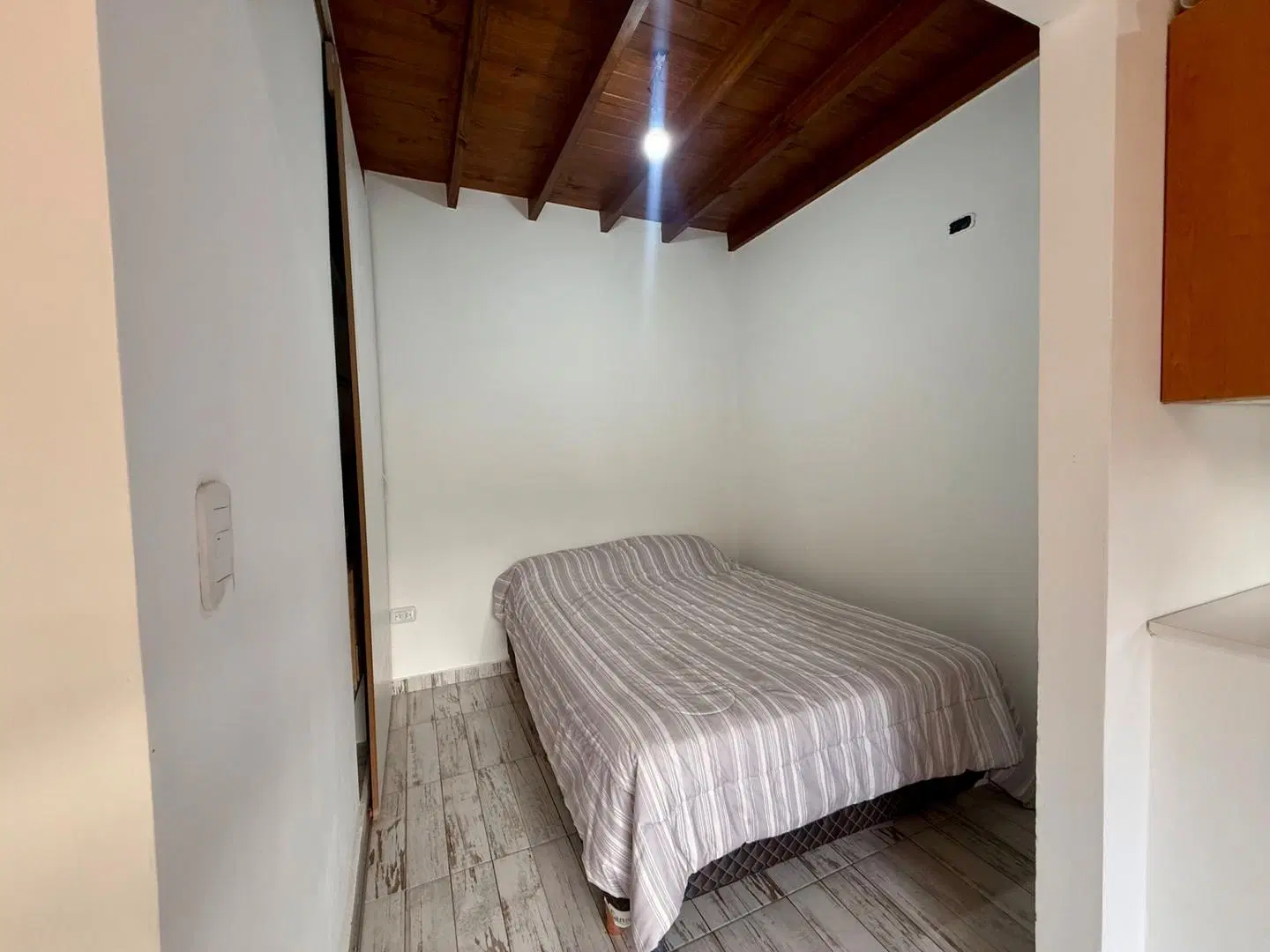 Monoambiente con parrilla y entrada para auto 5