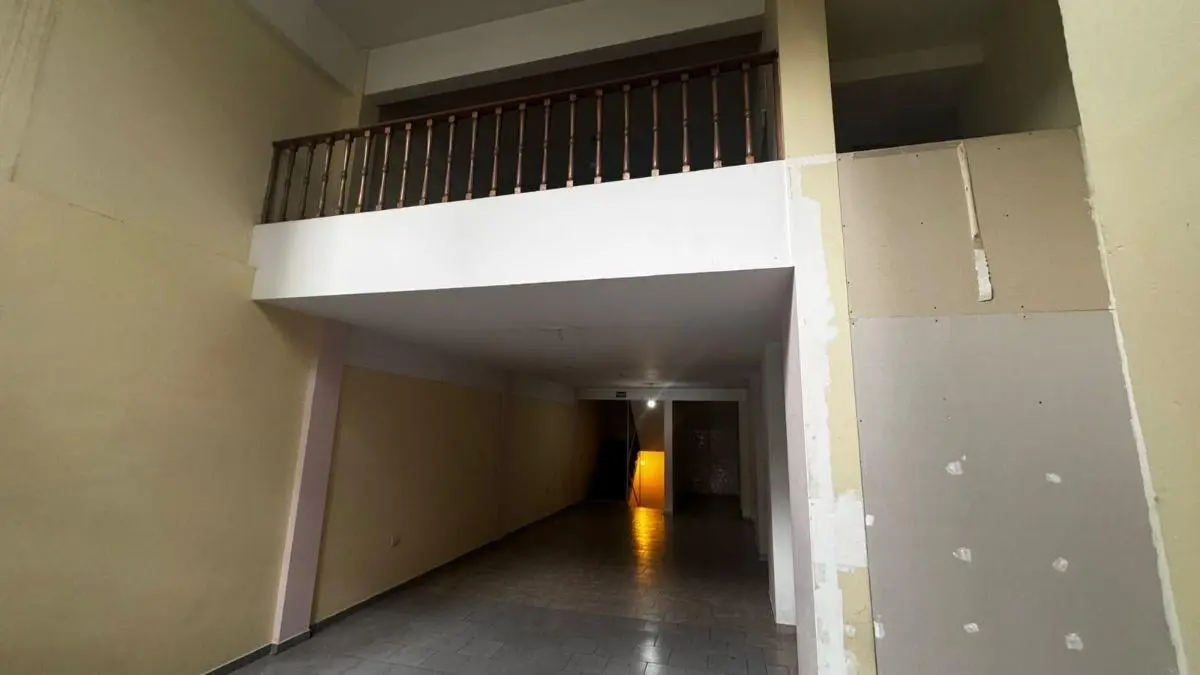Local Comercial sobre Av-PB 83 + Entre Piso 45 mtrs + Sótano de 92 mtrs. 2 Toilettes. 2