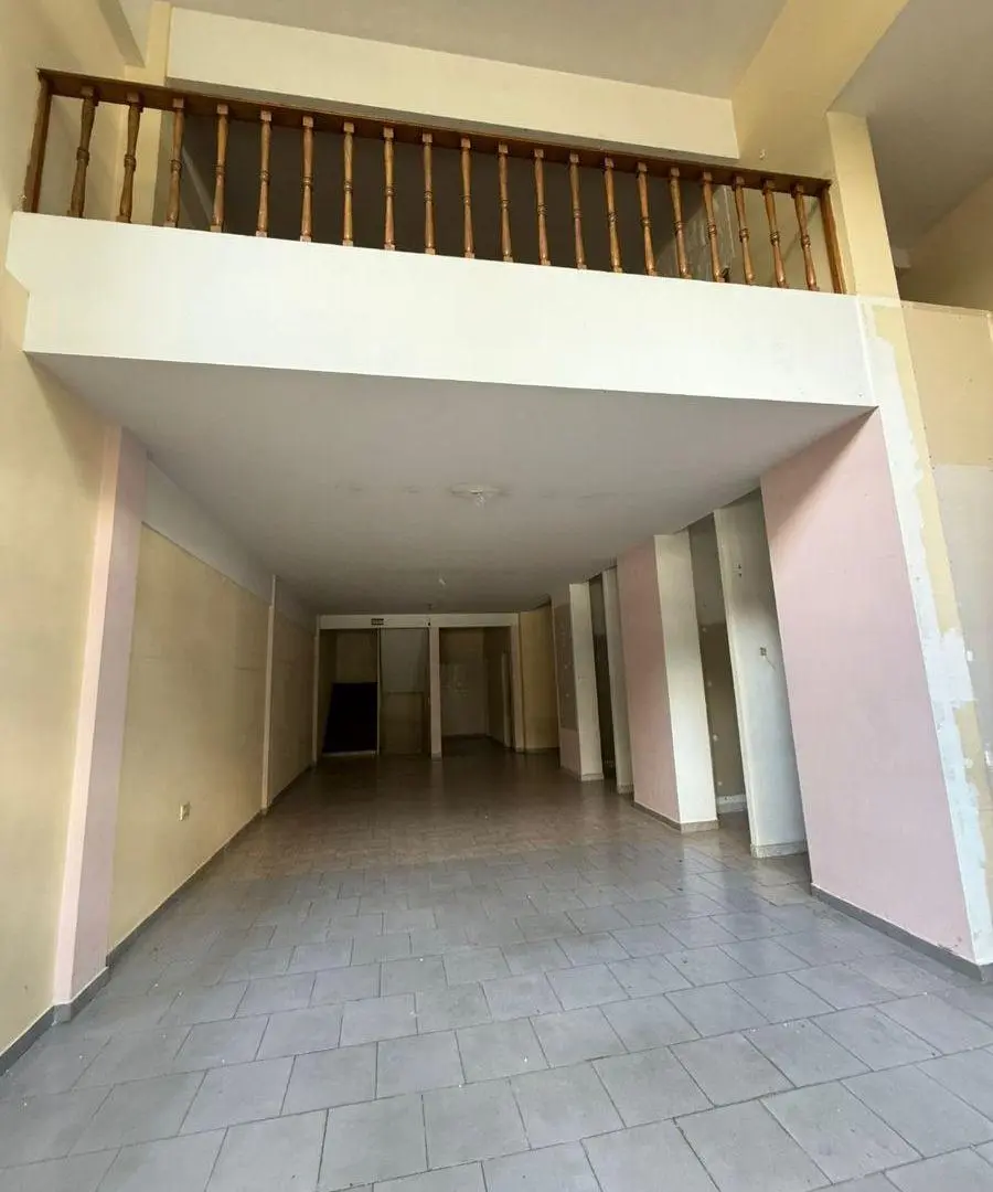 Local Comercial sobre Av-PB 83 + Entre Piso 45 mtrs + Sótano de 92 mtrs. 2 Toilettes. 3