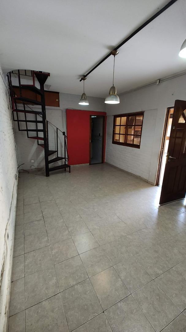 Foto de AMPLIA CASA 3 AMB + DEPTO 2 AMB, COCHERA,PATIO EN TEMPERLEY!, imagen 3