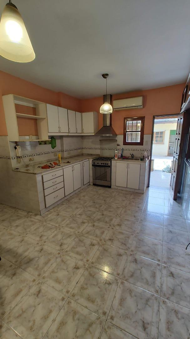 AMPLIA CASA 3 AMB + DEPTO 2 AMB, COCHERA,PATIO EN TEMPERLEY!