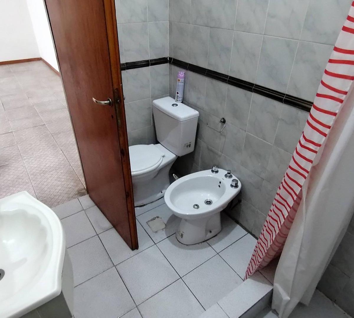 VENTA - AMPLIO DEPTO T/CASA DE 2 AMB BUENA UBICACION! LANUS