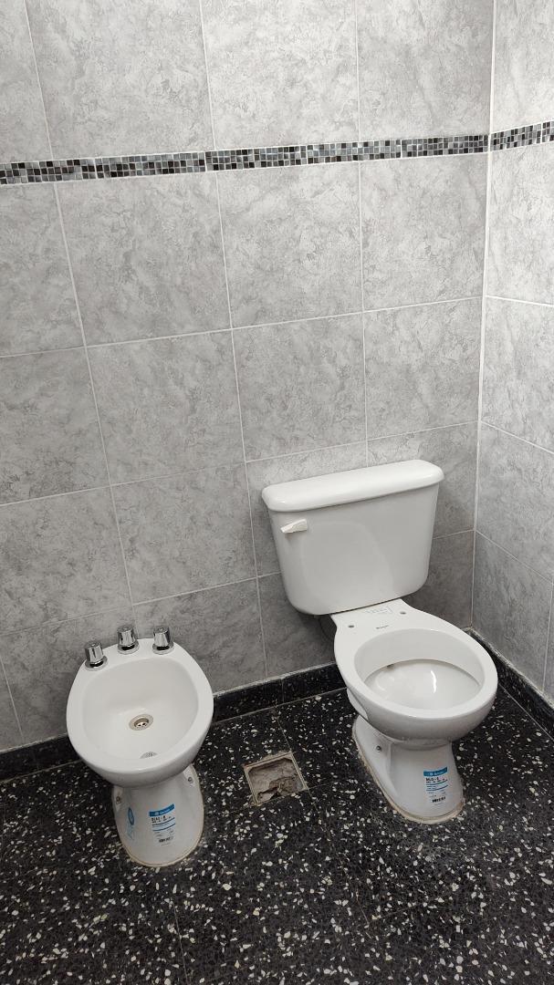 VENTA - MUY BUEN CHALET 4 AMB C/GARAGE Y PATIO! ADROGUE