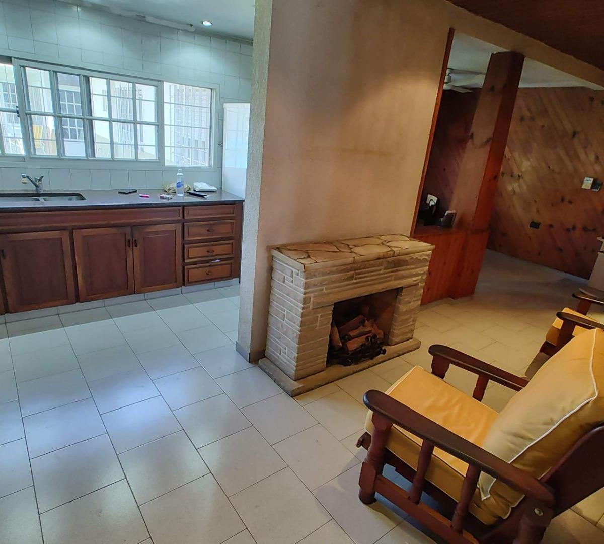 EXCELENTE CHALET 4 AMB C/COCH, FONDO, QUINCHO Y PILETA!