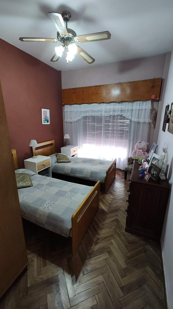 EXCELENTE CASA 3 AMB C/COCHERA Y PATIO C/JARDIN!