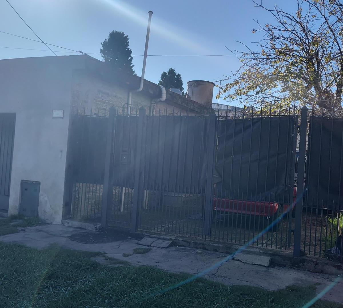 3 Casas S/lote 10 X 30! Dos 3 Amb + Una 2 Amb + Coch/local! 4
