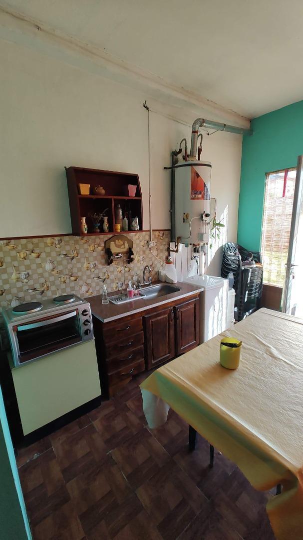 MUY BUENA CASA 3 AMB C/GARAGE, FONDO LIBRE Y DEPTO 2 AMB!
