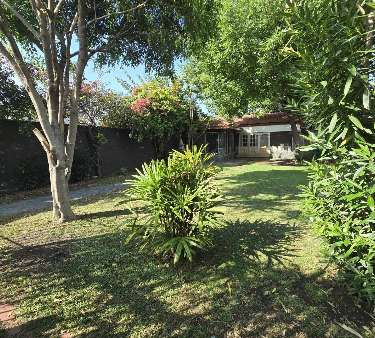 Excelente Chalet de 5 Ambientes y Quincho S/lote de 10x40! 2