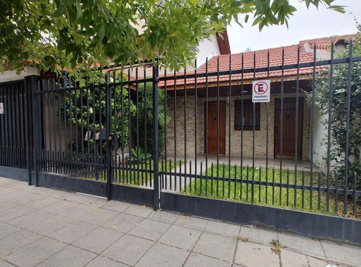 MUY BUENA CASA 4 AMB + QUINCHO + DEPTO 2 AMB S/AMPLIO LOTE!