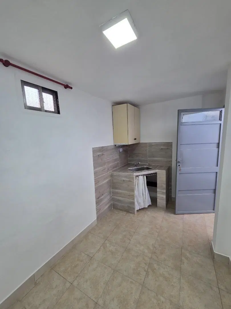 BUEN DEPTO T/CASA 2 AMB C/PATIO A PASOS DE YRIGOYEN! 3
