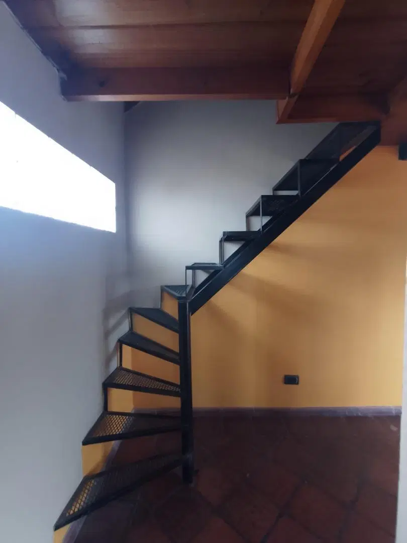 DEPTO T/CASA DE 2 AMB EN PLANTA ALTA AL FRENTE EN LOMAS! 5