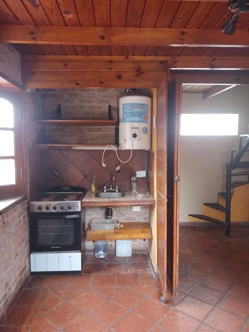 DEPTO T/CASA DE 2 AMB EN PLANTA ALTA AL FRENTE EN LOMAS! 3