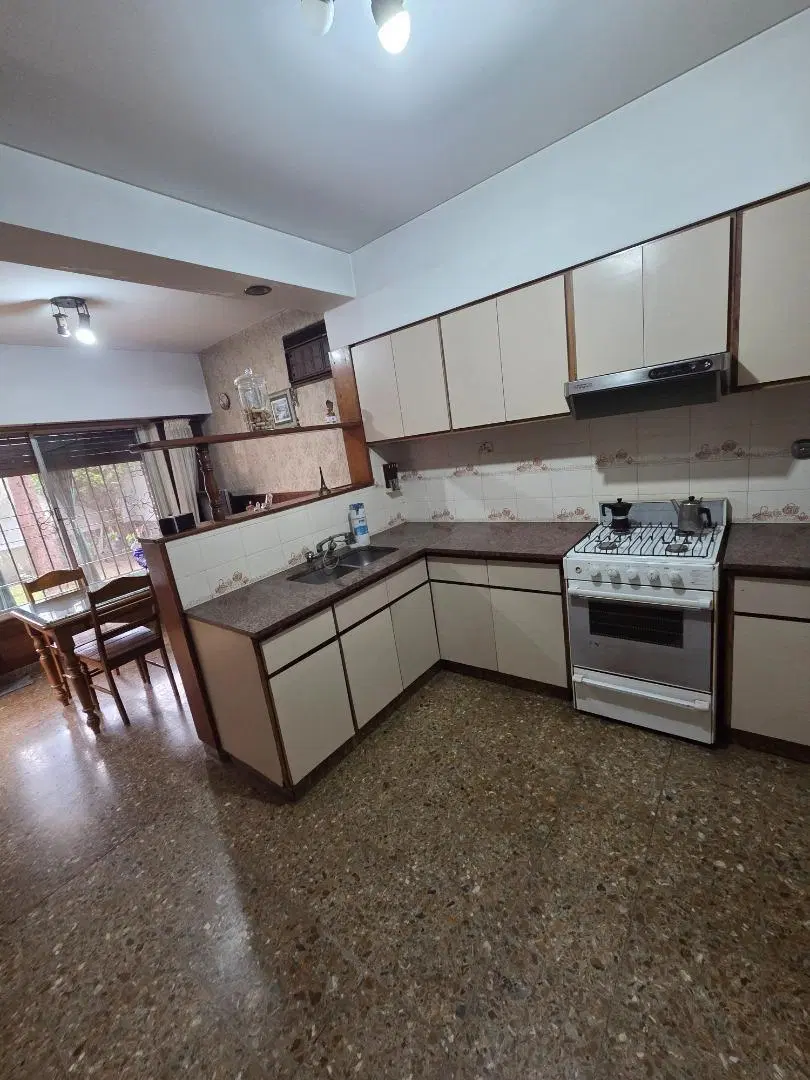 EXCELENTE CASA 3 AMB C/GARAGE Y JARDIN EN LOMAS CENTRO! 3