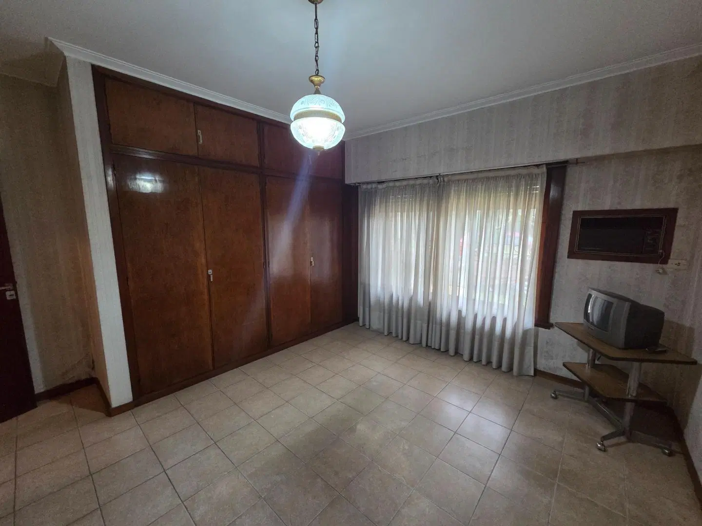 EXCELENTE CASA 3 AMB C/GARAGE Y JARDIN EN LOMAS CENTRO! 2