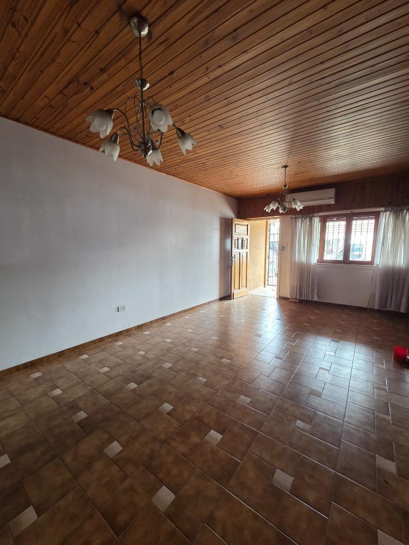 Foto de EXCELENTE CASA 2 AMB AL FTE C/COCHERA Y GALERIA EN BANFIELD!, imagen 3