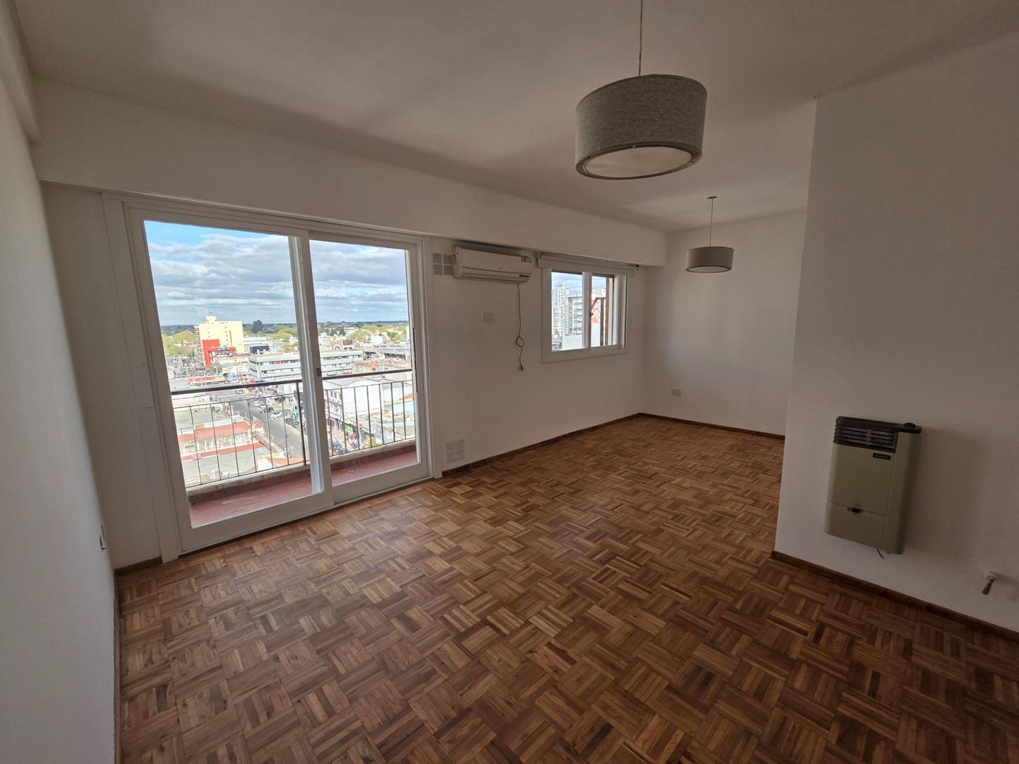 Foto de EXCELENTE DEPTO 3 AMB MODERNIZADO C/BALCON EN LOMAS!, imagen 1