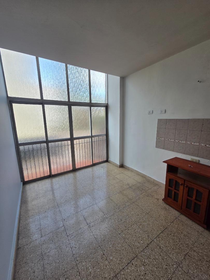 Foto de MUY BUEN DEPTO T/CASA 3 AMB EN CENTRO DE LANUS SIN EXPENSAS!, imagen 5