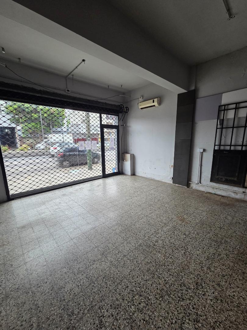 Foto de MUY BUEN LOCAL S/AVENIDA EN BANFIELD!, imagen 4