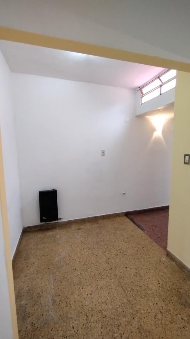 Foto de MUY BUEN CHALET 4 AMB CON JARDIN Y GARAGE EN LOMAS!, imagen 4