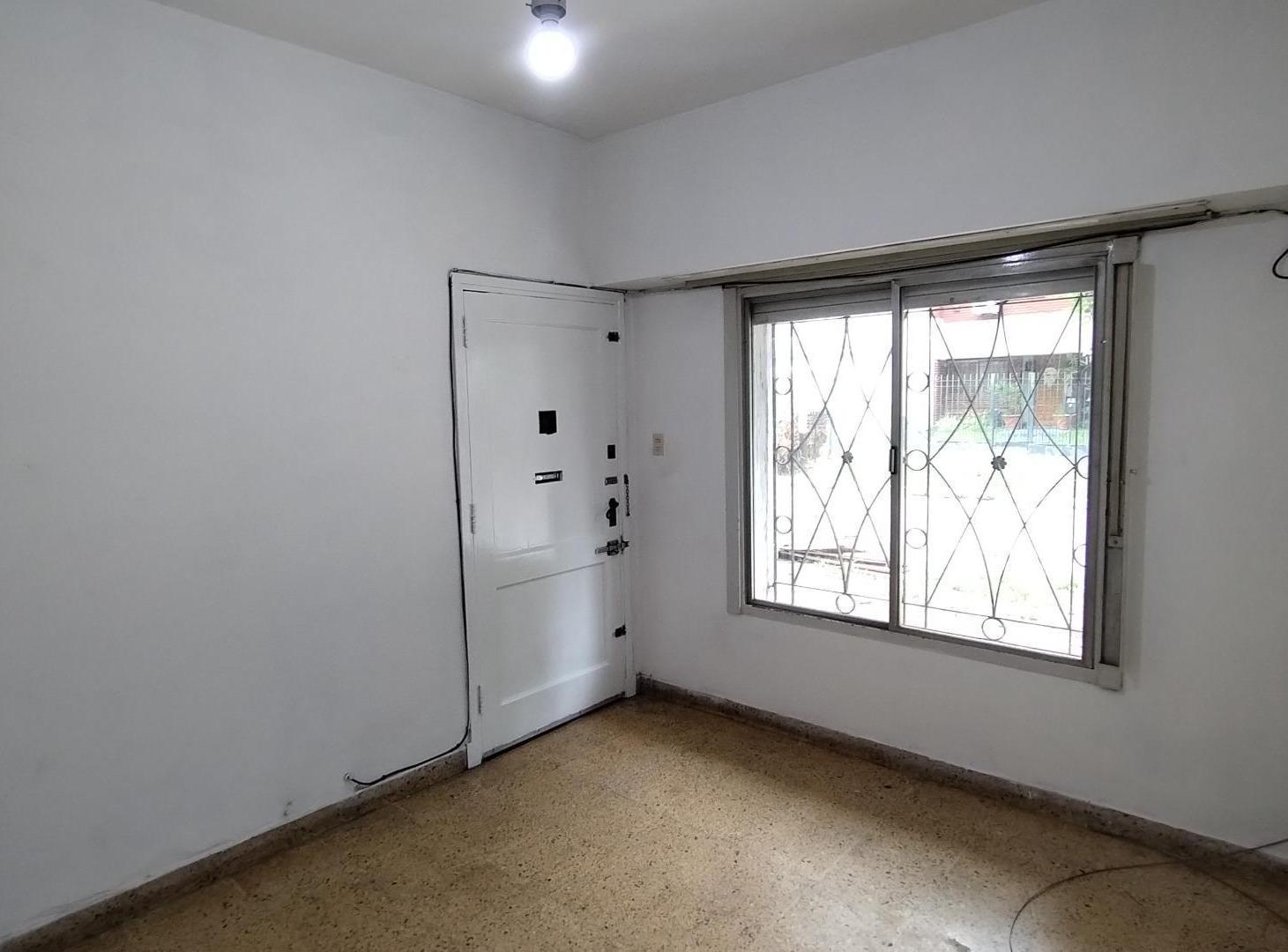 Foto de MUY BUEN CHALET 4 AMB CON JARDIN Y GARAGE EN LOMAS!, imagen 3