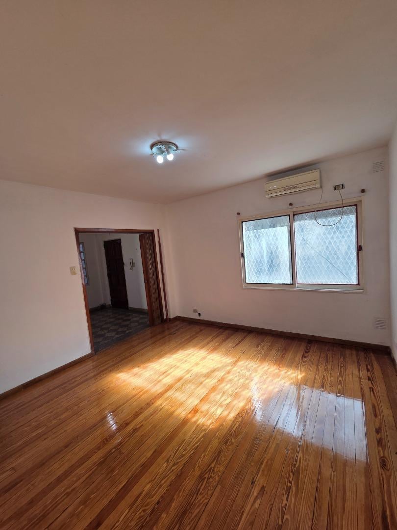 Foto de MUY BUEN DEPTO T/CASA 2 AMB AMPLIO EN LANUS CENTRO!, imagen 4