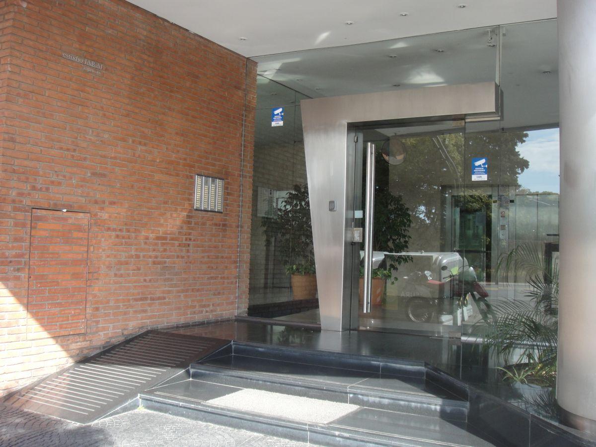 Foto de SEMIPISO 2 AMBIENTES * Avenida Del LIBERTADOR 7700 *COCHERA CUBIERTA*, imagen 3