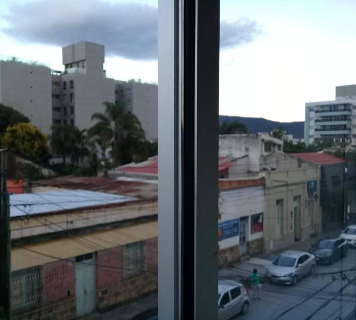 Muy Lindo Depto de Dos Dorm. C/cochera en Calle Alsina 2