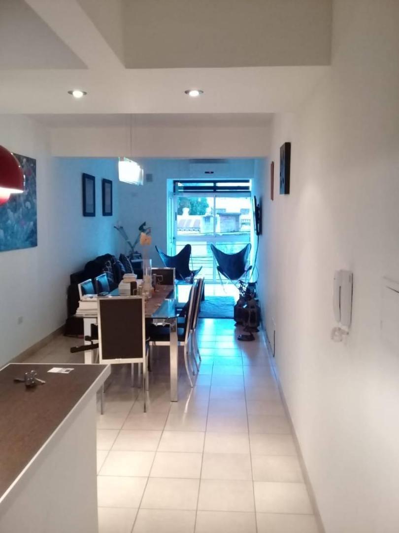 Muy Lindo Depto de Dos Dorm. C/cochera en Calle Alsina 4
