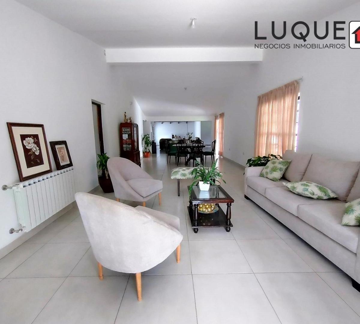 Exc.casa vta 3 dorm todos en suite pileta/qcho/gge M. Moreno