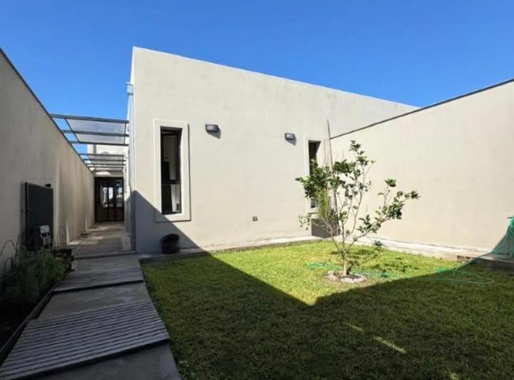 Exc. Casa 2 dor.vta gge/jardín/qcho en Vía Aurelia 4