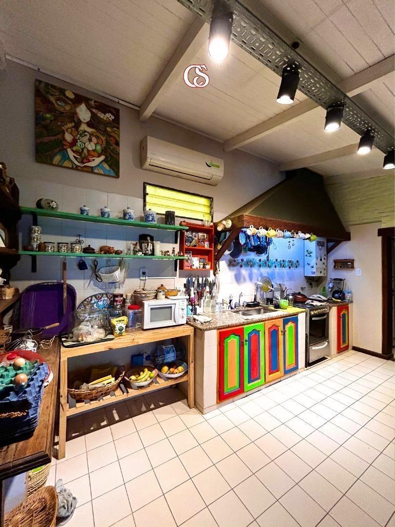 Foto de Exc casa vta 4 dor suite/pileta/qcho/jard/esc Colombia 100, imagen 3