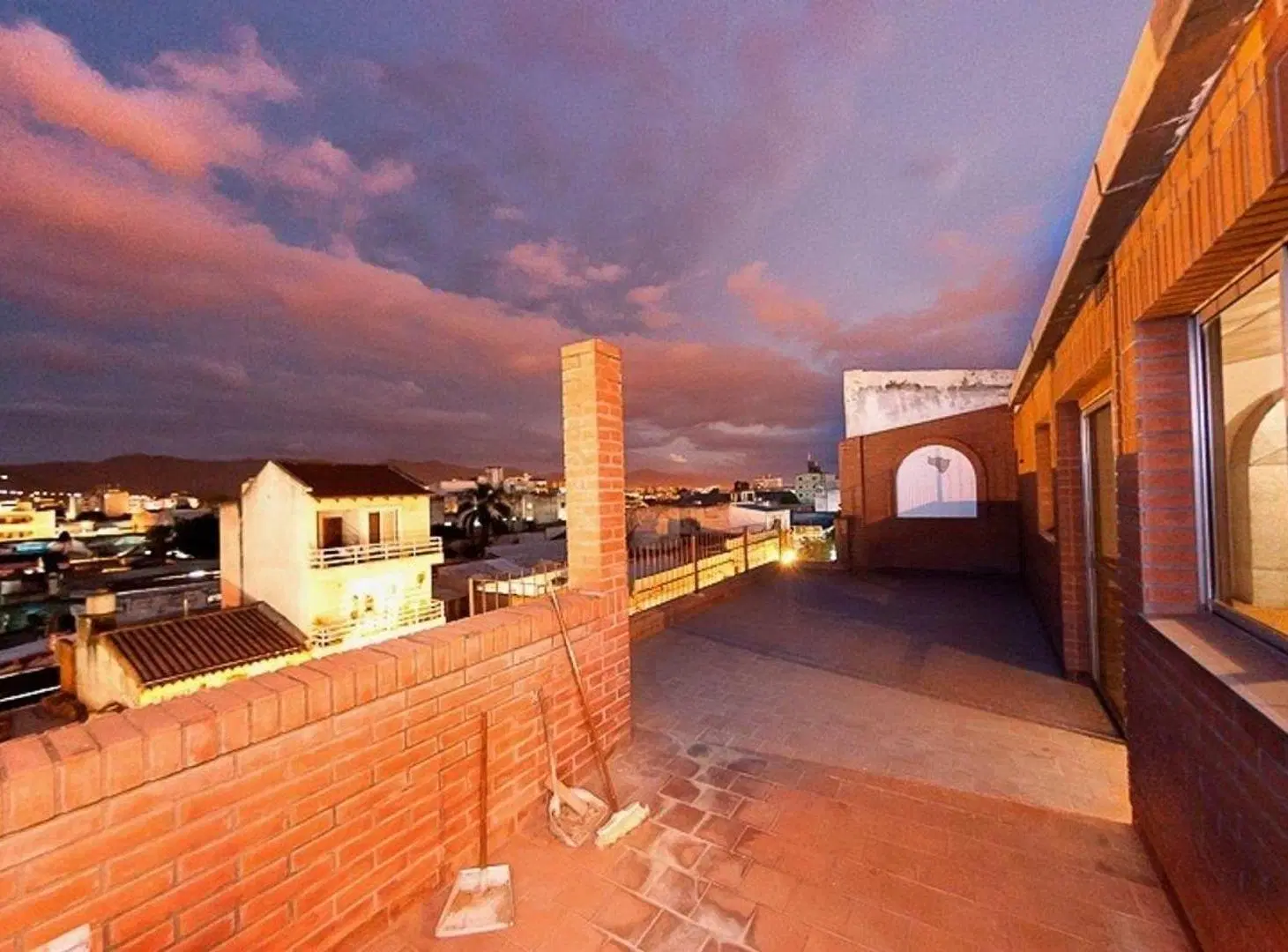 Exc Casa vta 5 dor gge/qcho/suite/jard Av Jujuy al 100 3