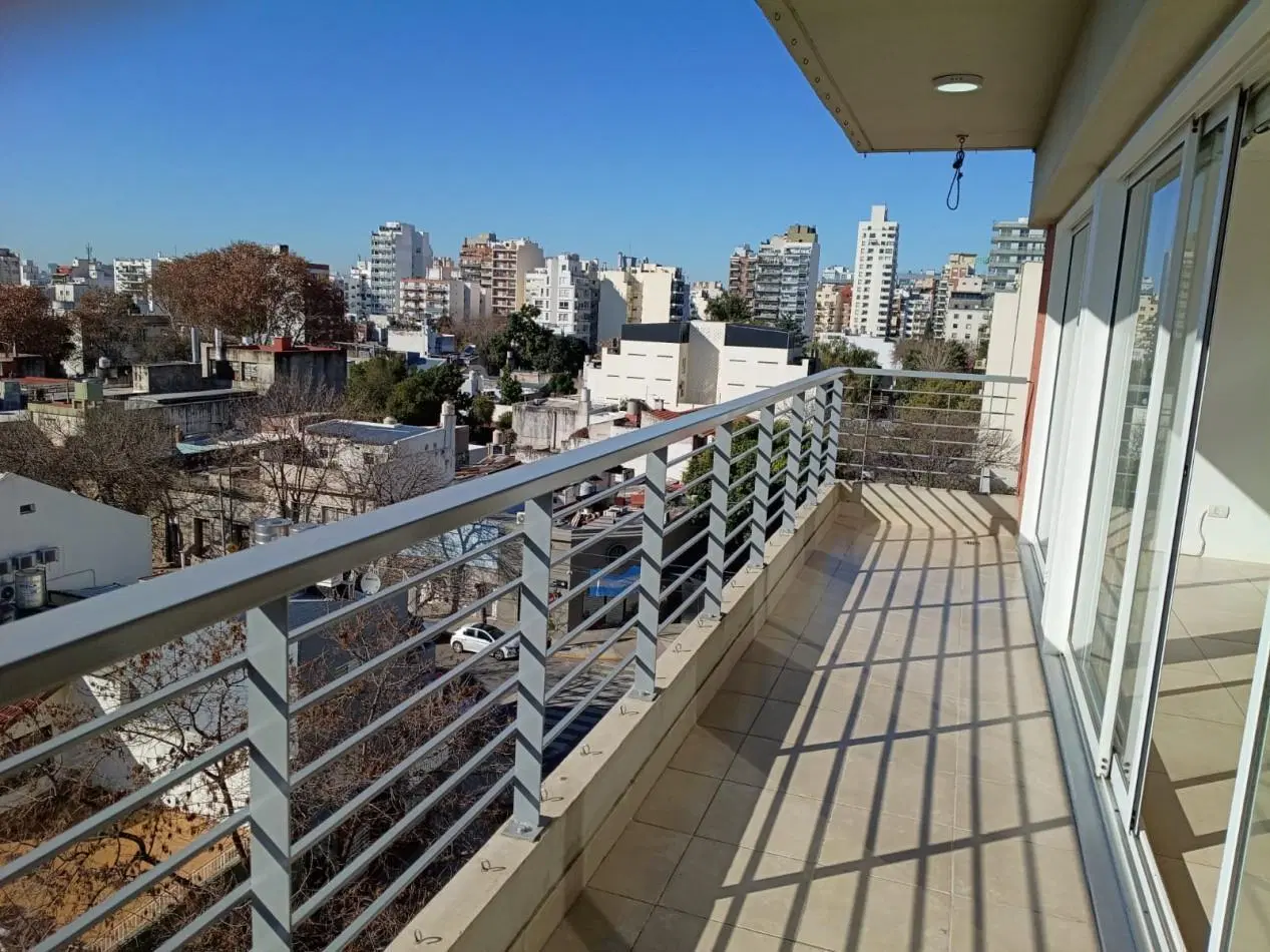 Villa Urquiza - Alquiler de monoambiente en semipiso al frente con balcon apaisado, baulera y laundr 2