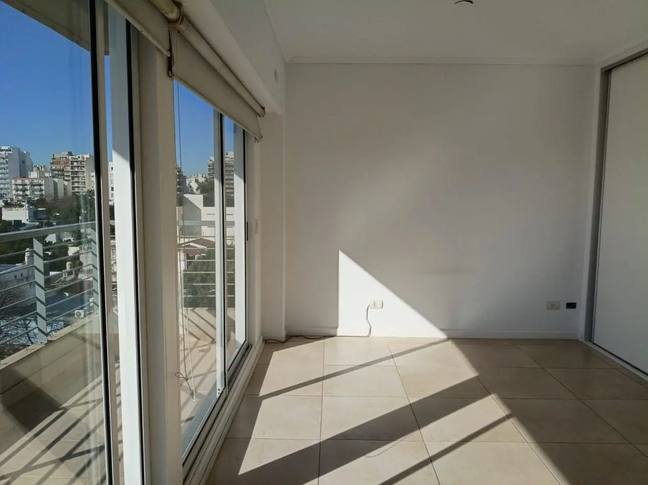 Villa Urquiza - Alquiler de monoambiente en semipiso al frente con balcon apaisado, baulera y laundr 4