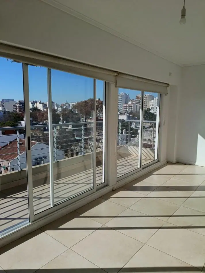 Villa Urquiza - Alquiler de monoambiente en semipiso al frente con balcon apaisado, baulera y laundr 3
