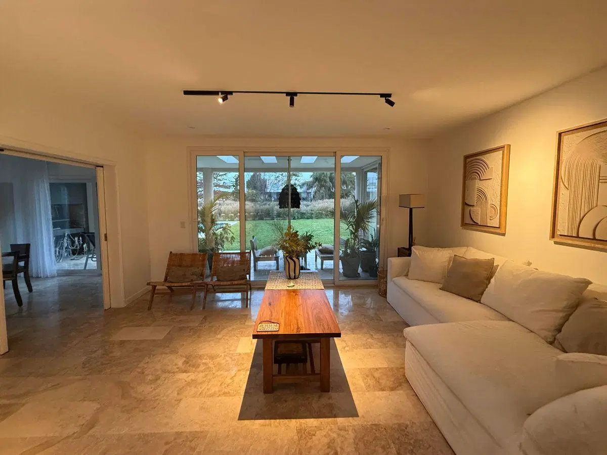 Casa con fondo con excelente vista al corredor central, excelente construcción. 3