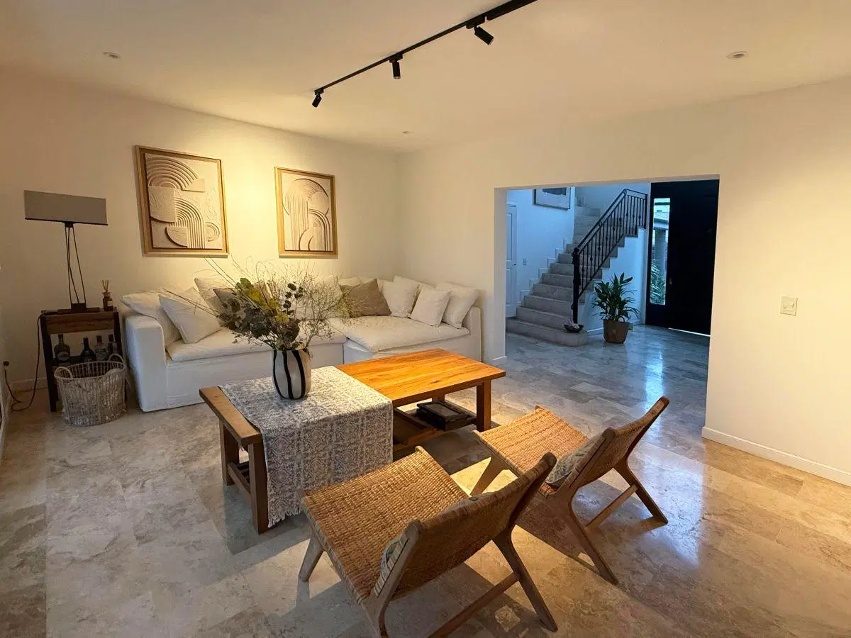 Casa con fondo con excelente vista al corredor central, excelente construcción. 4