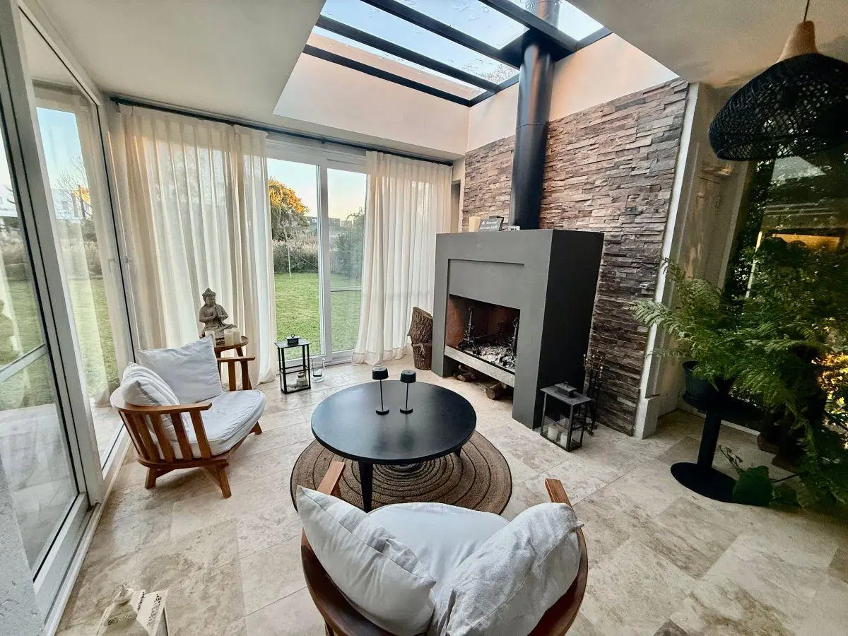 Casa con fondo con excelente vista al corredor central, excelente construcción. 2