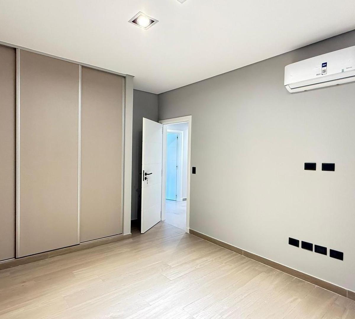 Venta Casa B° con Porton 4