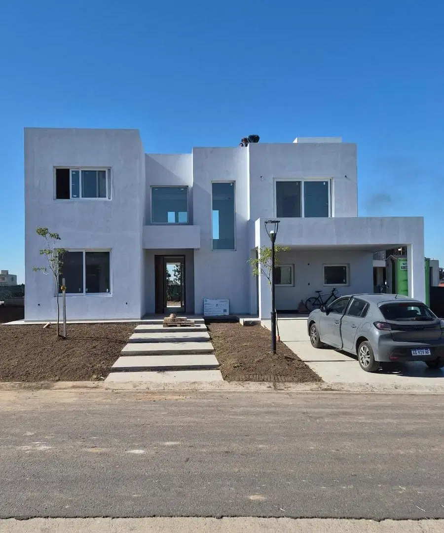 Venta excelente casa a estrenar en B°Cdo Village plaza 5