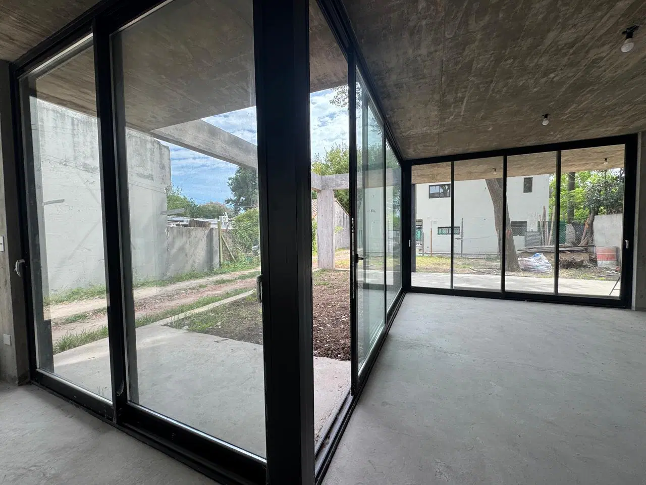 Casa estilo minimalista en B° con porton, Bella Vista 5