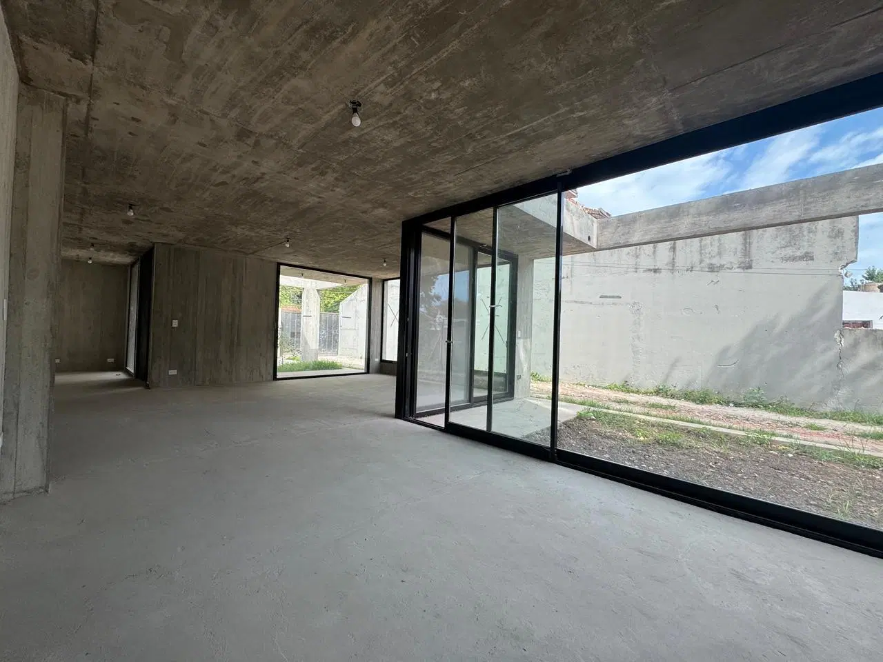 Casa estilo minimalista en B° con porton, Bella Vista 4