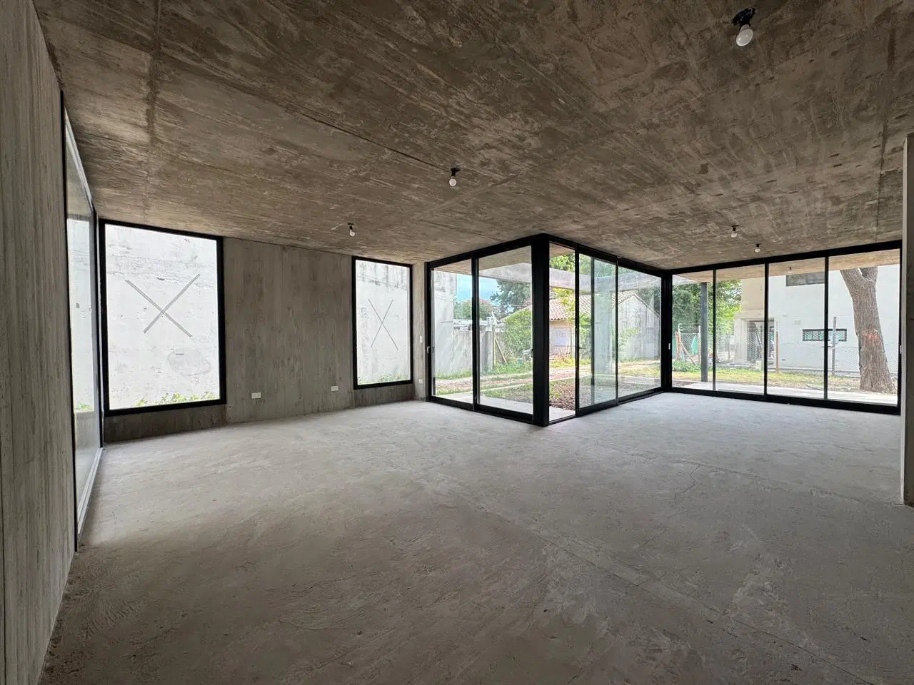 Casa estilo minimalista en B° con porton, Bella Vista 3