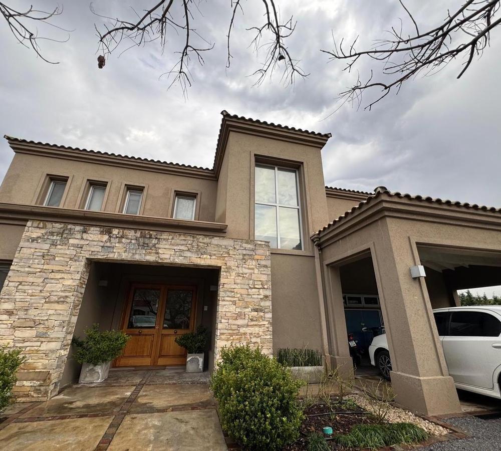 Venta excelente casa en B°Cdo Bella Vista Chico