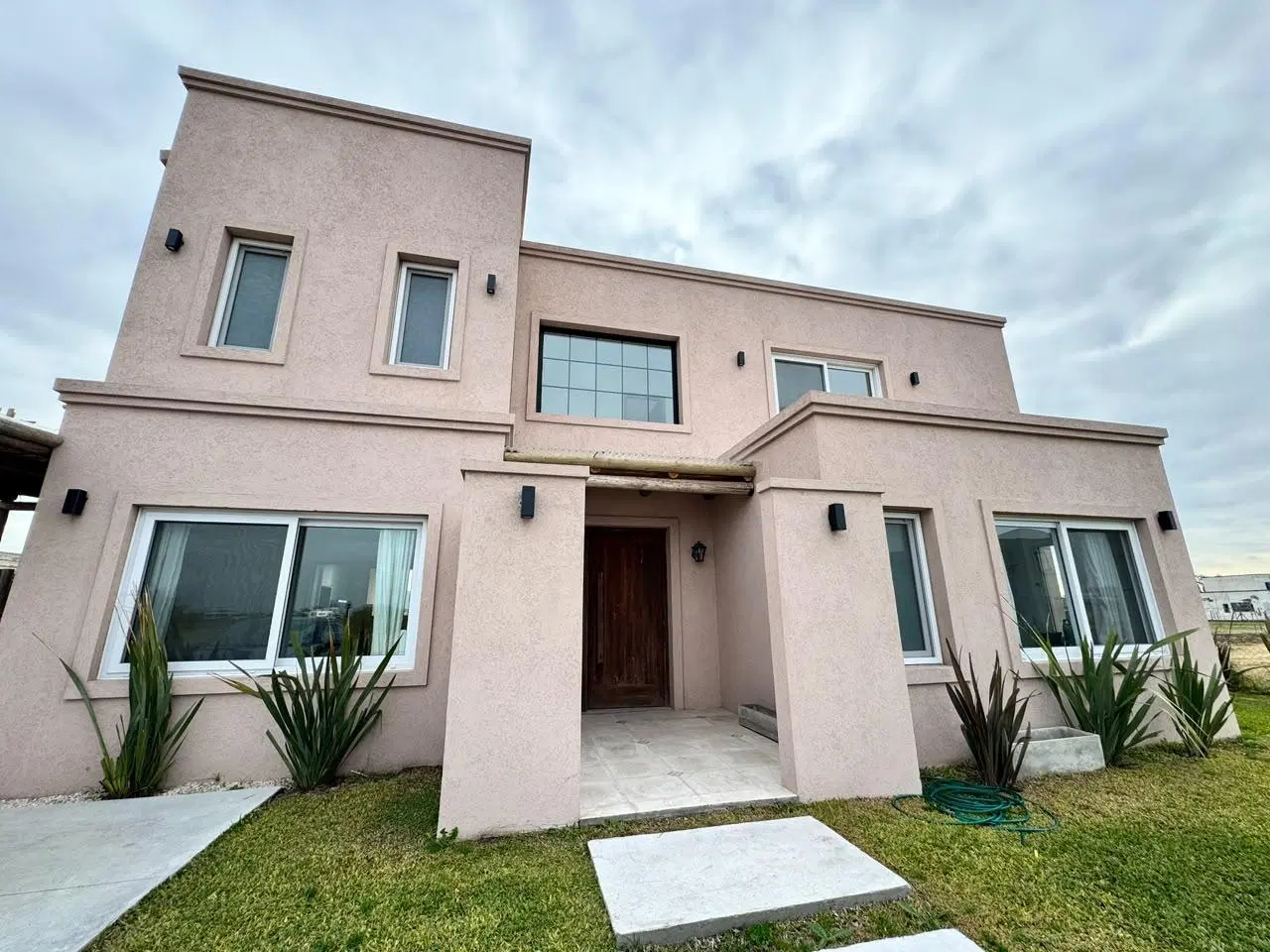 Muy linda casa en B°Cdo Village Joven, Bella Vista 4