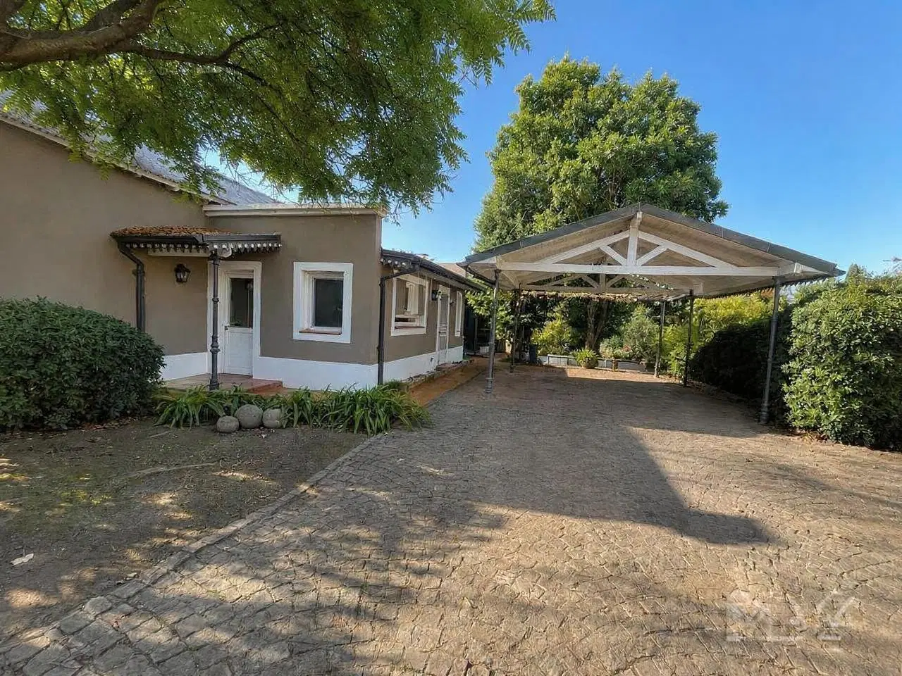 Muy linda casa en una planta en B°Cdo El Lago, Bella Vista 1