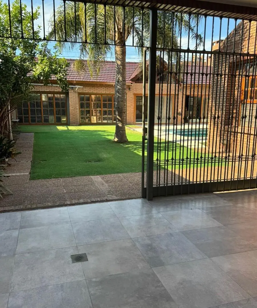 Venta de casa premiun en Cerro de las Rosas 2