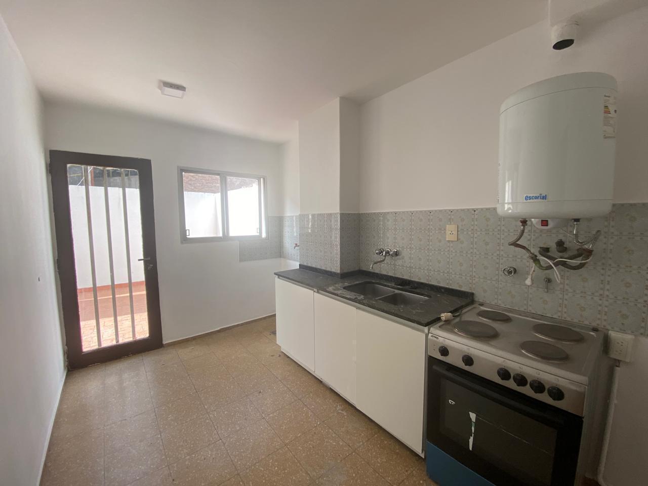Foto de Alquiler Departamento - 3 Dormitorios C/ Patio - B° Centro, imagen 1