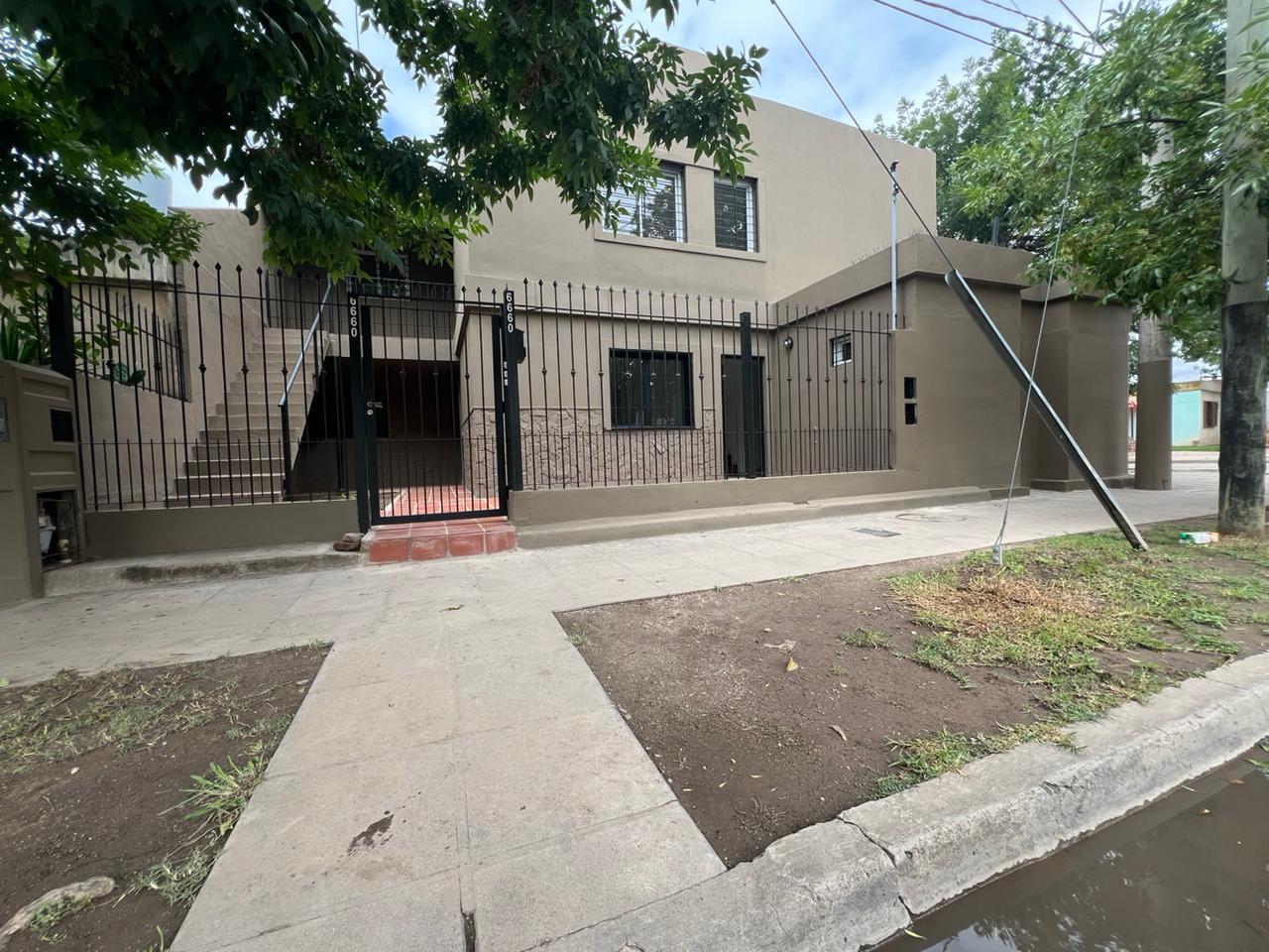 Foto de Venta Casa 3 Dormitorios y 2 Deptos - Ideal Inversor - B° Inaudi, imagen 1